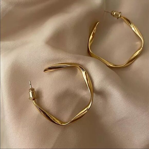 #11 🎉RESTOCKED Vintage 18k Gold/Sterling Twisted C Shape Hoop Earrin… - Picture 1 of 6